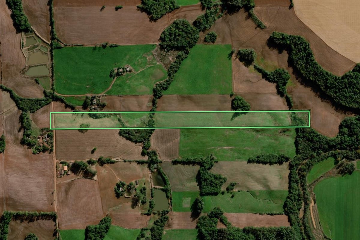 Imagem de satélite do imóvel rural em Ajuricaba (RS), com o contorno declarado no CAR desenhado por cima.