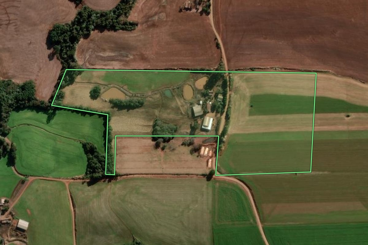 Imagem de satélite do imóvel rural em Ajuricaba (RS), com o contorno declarado no CAR desenhado por cima.