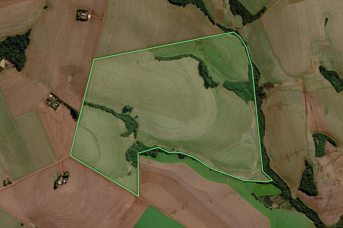Imagem de satélite do imóvel rural em Ajuricaba (RS), com o contorno declarado no CAR desenhado por cima.