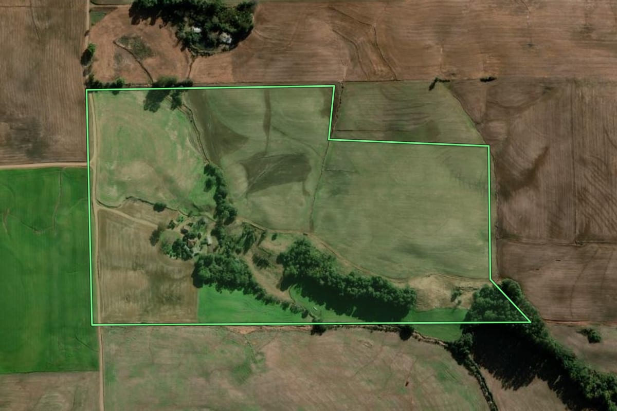 Imagem de satélite do imóvel rural em Ajuricaba (RS), com o contorno declarado no CAR desenhado por cima.