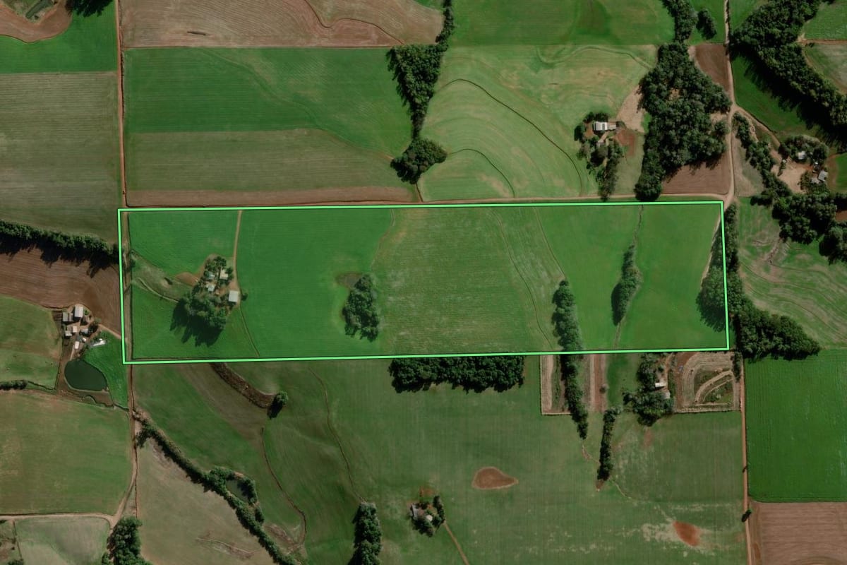 Imagem de satélite do imóvel rural em Ajuricaba (RS), com o contorno declarado no CAR desenhado por cima.