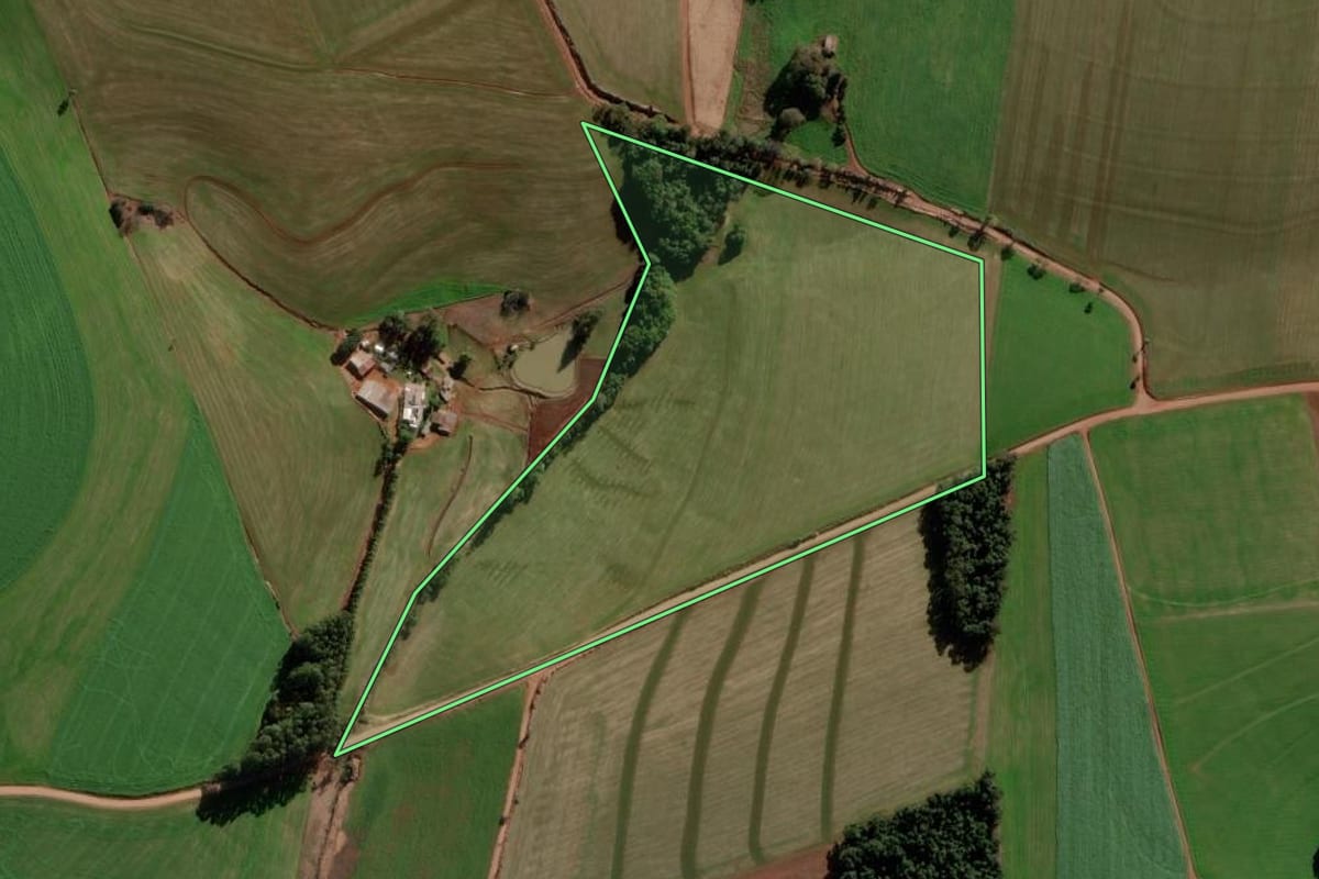 Imagem de satélite do imóvel rural em Ajuricaba (RS), com o contorno declarado no CAR desenhado por cima.