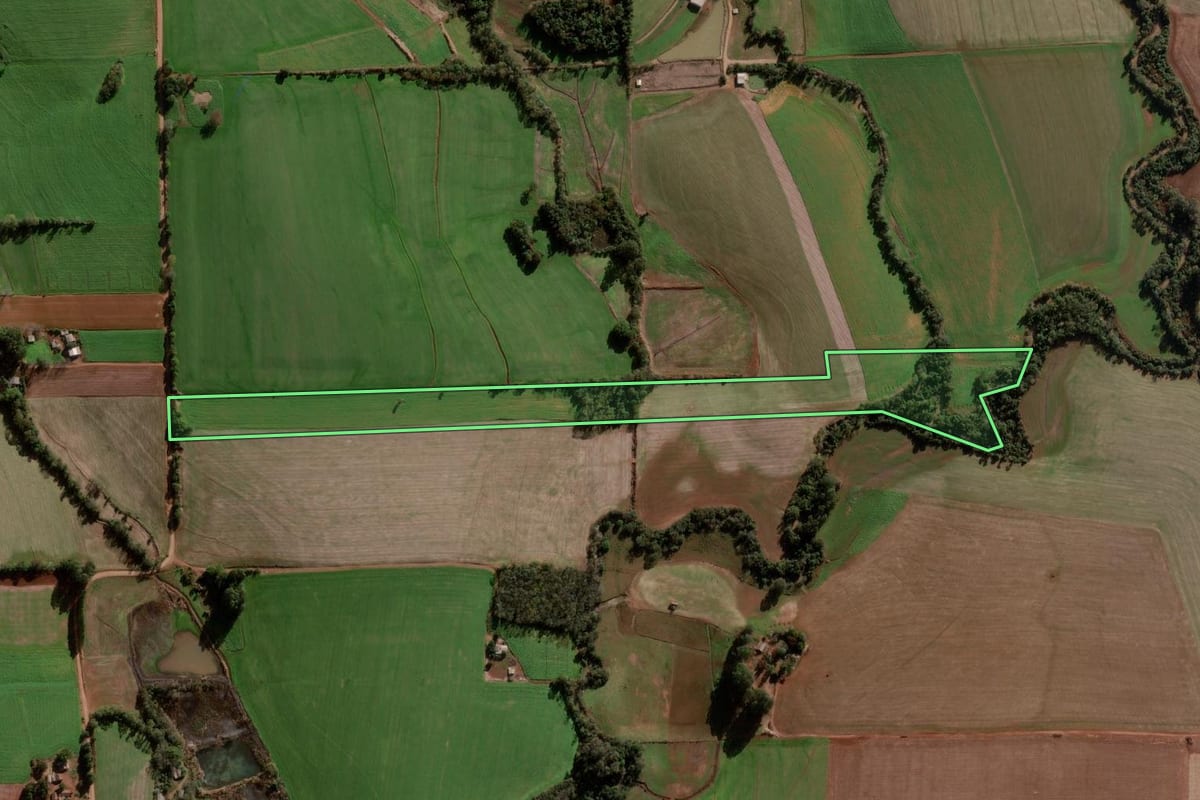 Imagem de satélite do imóvel rural em Ajuricaba (RS), com o contorno declarado no CAR desenhado por cima.