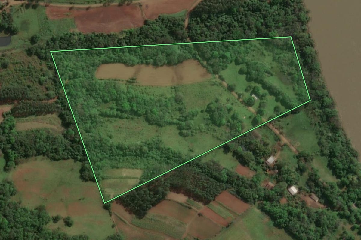 Imagem de satélite do imóvel rural em Alecrim (RS), com o contorno declarado no CAR desenhado por cima.