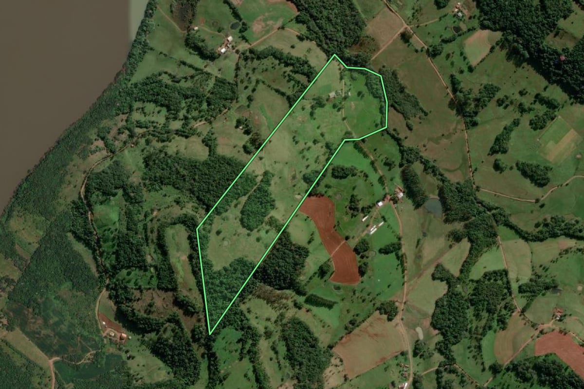 Imagem de satélite do imóvel rural em Alecrim (RS), com o contorno declarado no CAR desenhado por cima.