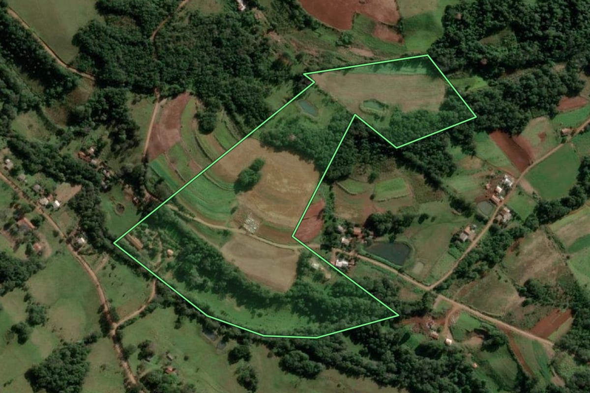 Imagem de satélite do imóvel rural em Alecrim (RS), com o contorno declarado no CAR desenhado por cima.