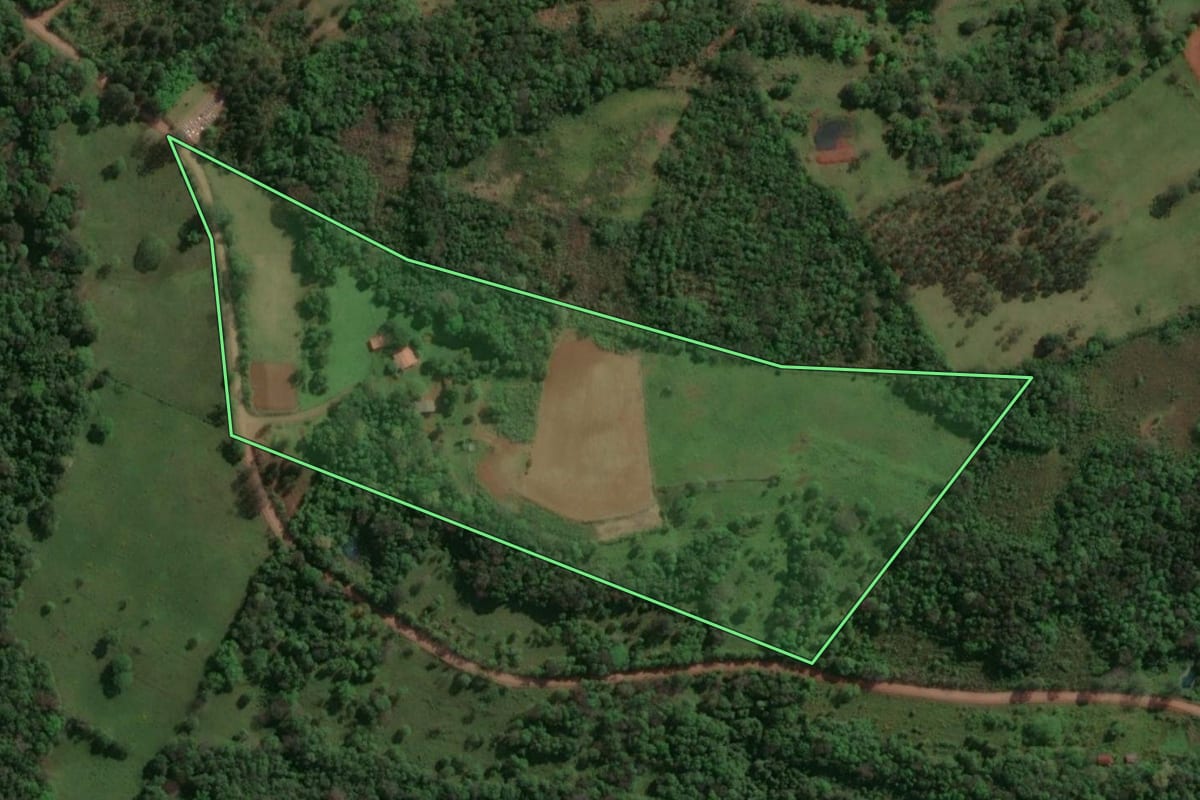 Imagem de satélite do imóvel rural em Alecrim (RS), com o contorno declarado no CAR desenhado por cima.
