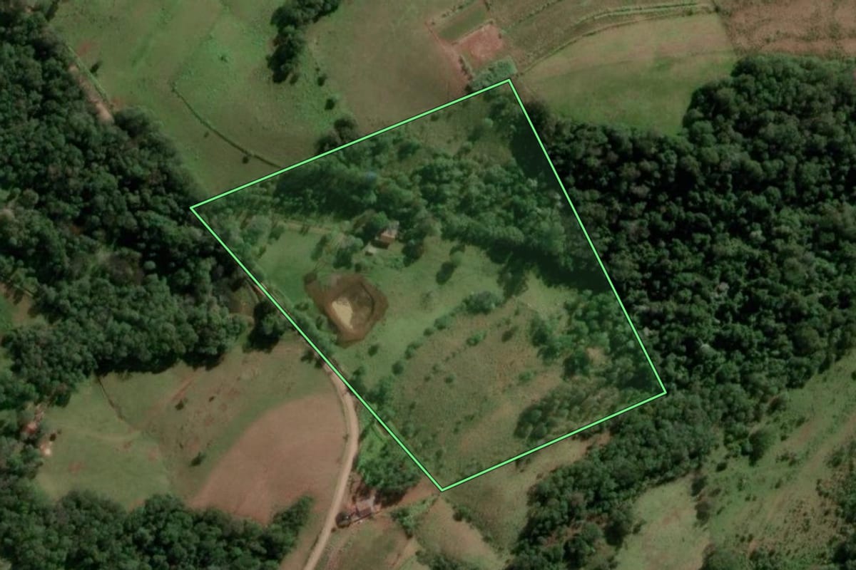 Imagem de satélite do imóvel rural em Alecrim (RS), com o contorno declarado no CAR desenhado por cima.
