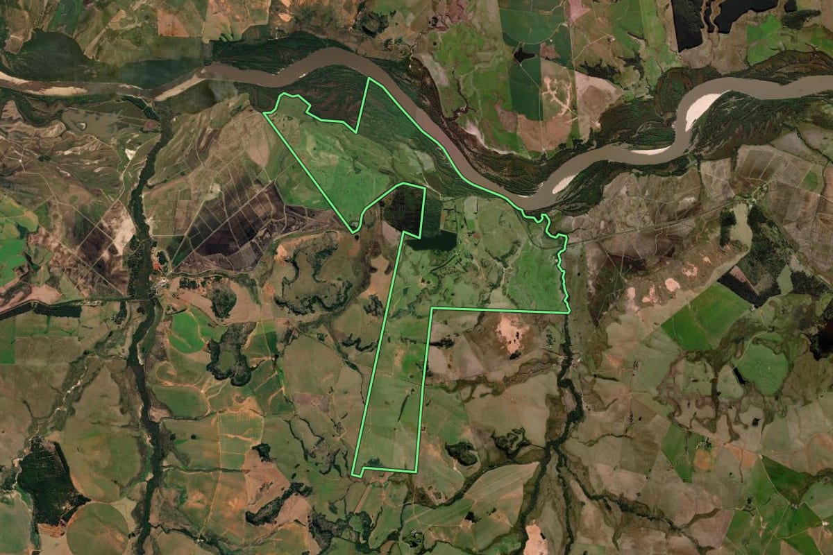 Imagem de satélite do imóvel rural em Alegrete (RS), com o contorno declarado no CAR desenhado por cima.