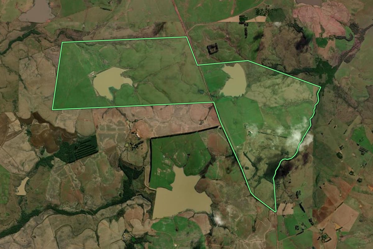 Imagem de satélite do imóvel rural em Alegrete (RS), com o contorno declarado no CAR desenhado por cima.