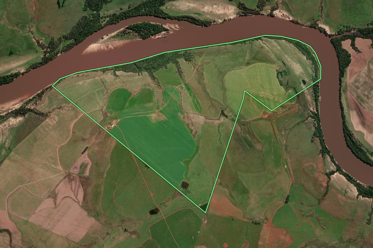 Imagem de satélite do imóvel rural em Alegrete (RS), com o contorno declarado no CAR desenhado por cima.