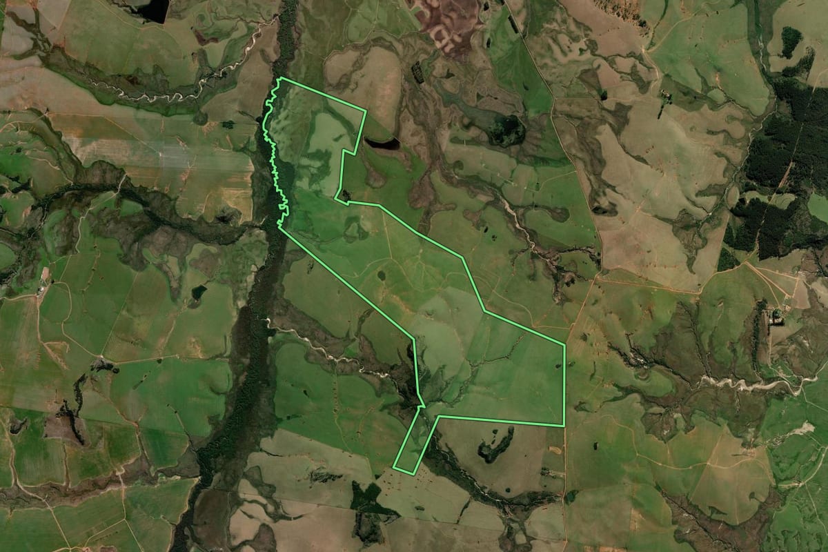 Imagem de satélite do imóvel rural em Alegrete (RS), com o contorno declarado no CAR desenhado por cima.