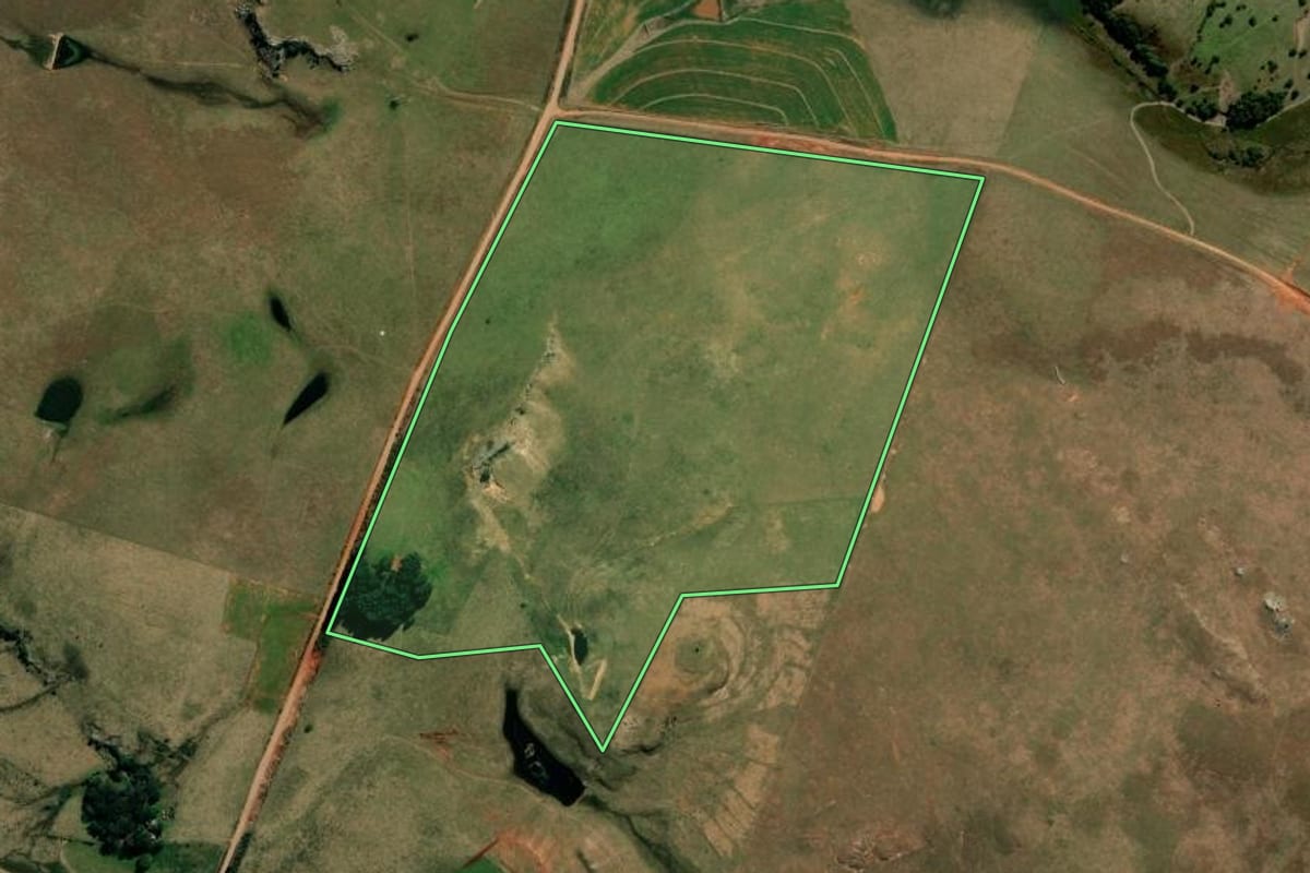 Imagem de satélite do imóvel rural em Alegrete (RS), com o contorno declarado no CAR desenhado por cima.