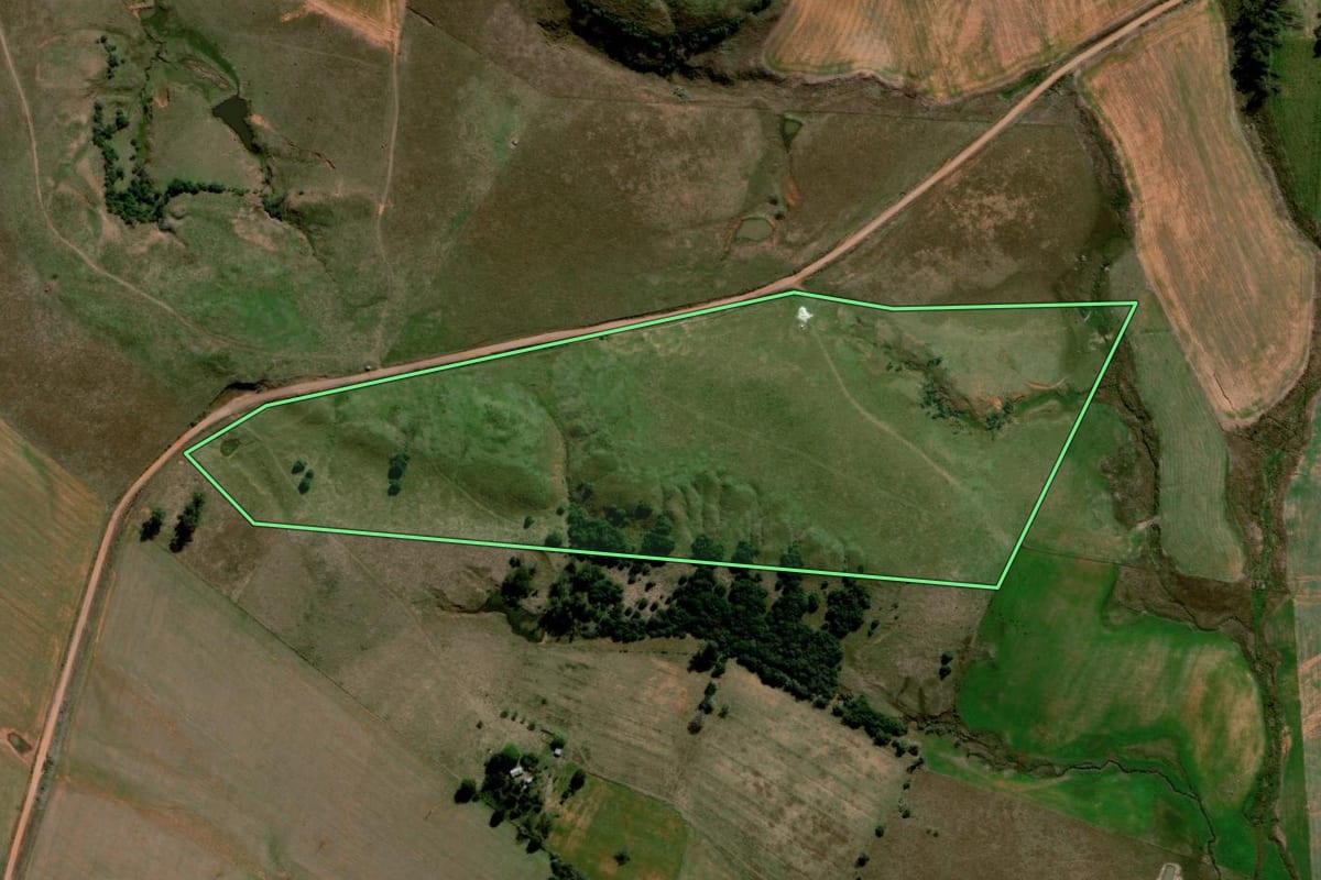 Imagem de satélite do imóvel rural em Alegrete (RS), com o contorno declarado no CAR desenhado por cima.