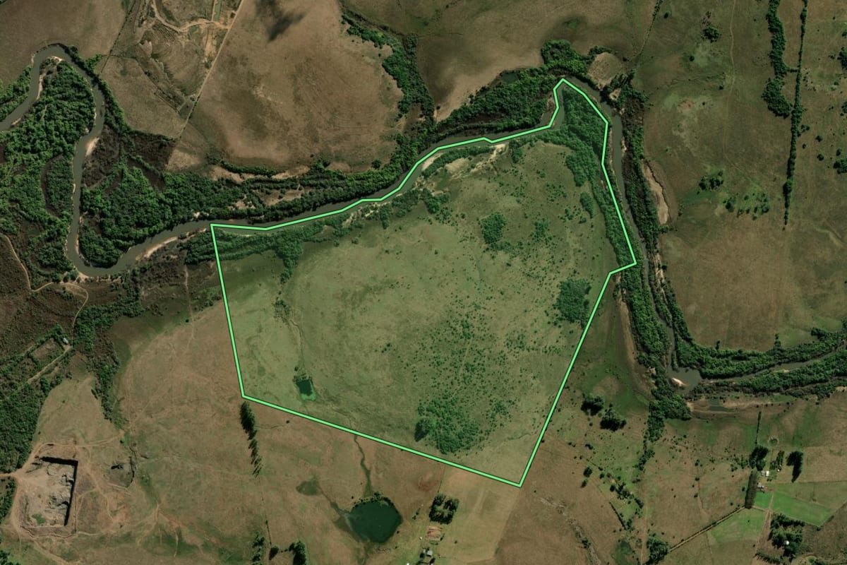 Imagem de satélite do imóvel rural em Alegrete (RS), com o contorno declarado no CAR desenhado por cima.