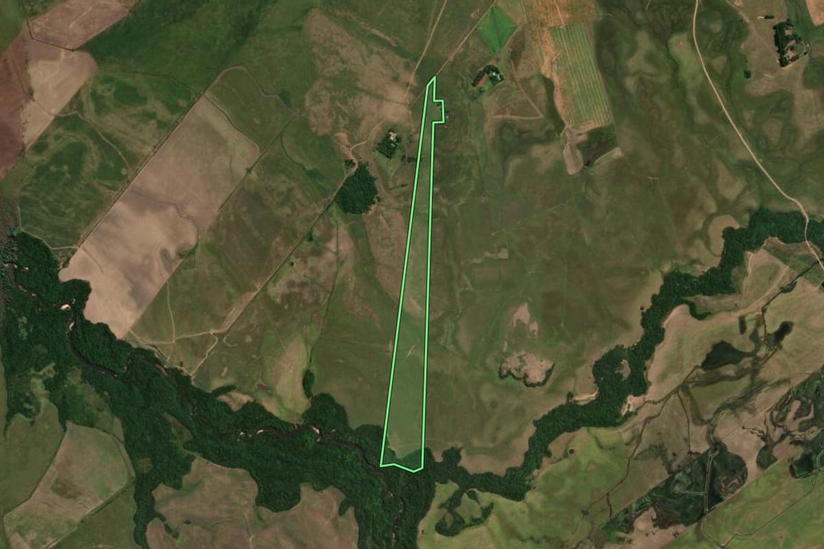 Imagem de satélite do imóvel rural em Alegrete (RS), com o contorno declarado no CAR desenhado por cima.