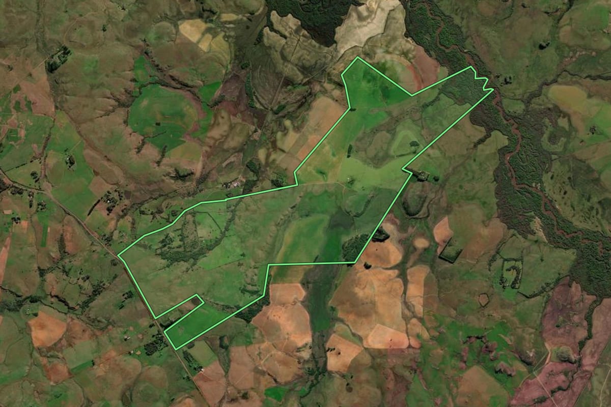 Imagem de satélite do imóvel rural em Alegrete (RS), com o contorno declarado no CAR desenhado por cima.
