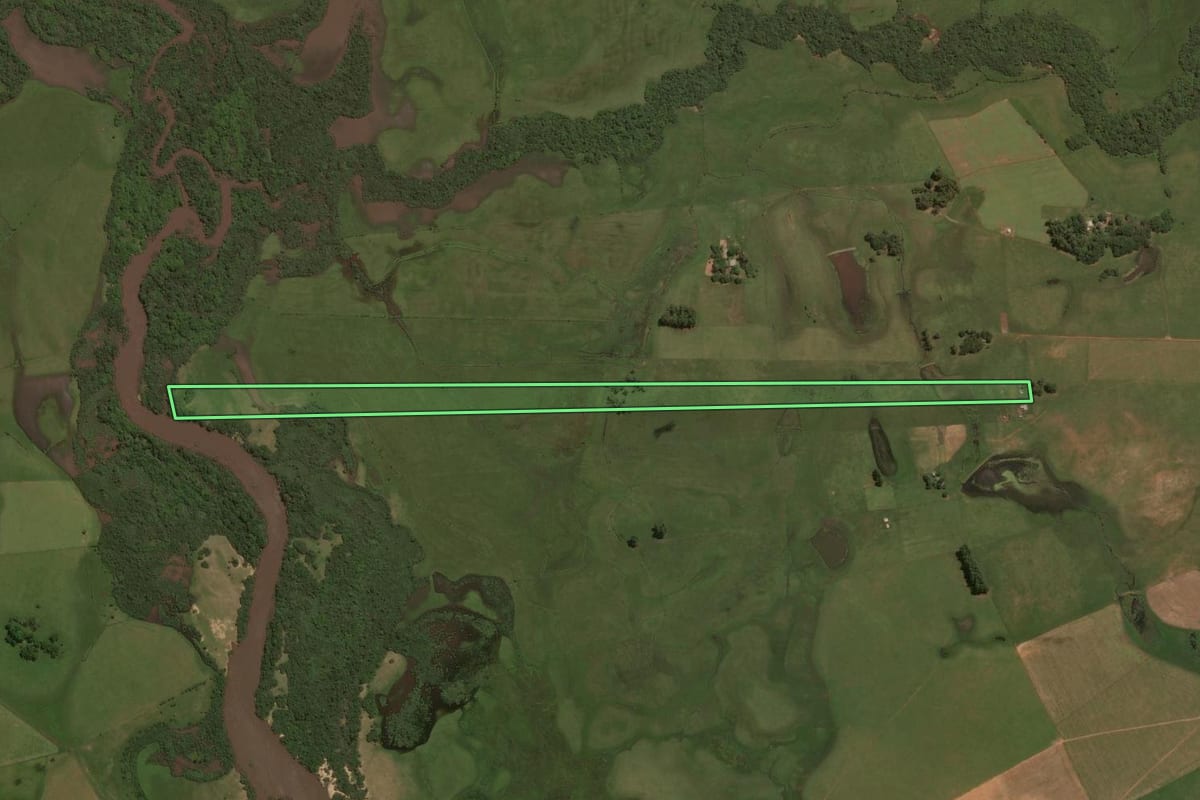Imagem de satélite do imóvel rural em Alegrete (RS), com o contorno declarado no CAR desenhado por cima.