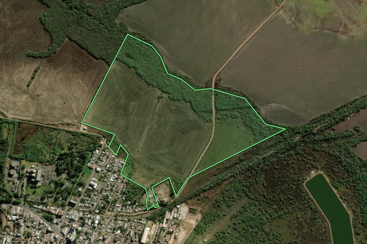 Imagem de satélite do imóvel rural em Alegrete (RS), com o contorno declarado no CAR desenhado por cima.
