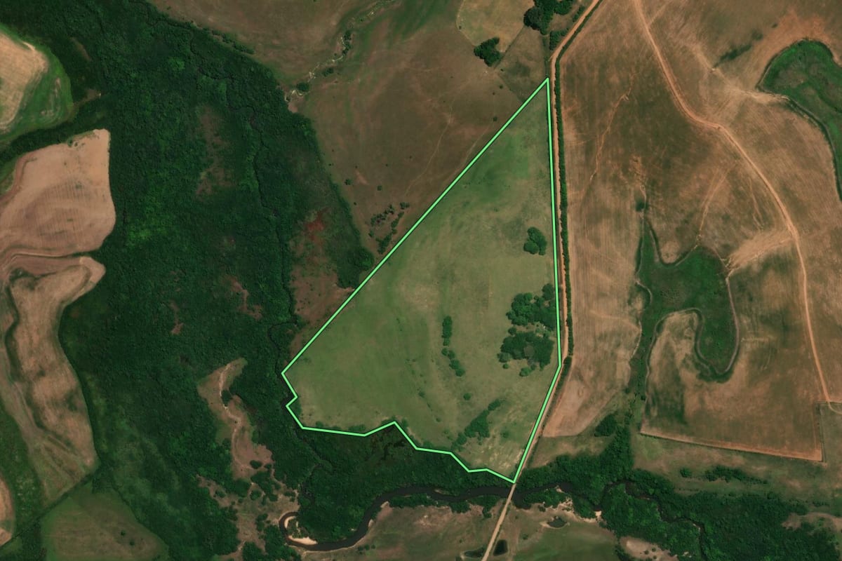 Imagem de satélite do imóvel rural em Alegrete (RS), com o contorno declarado no CAR desenhado por cima.