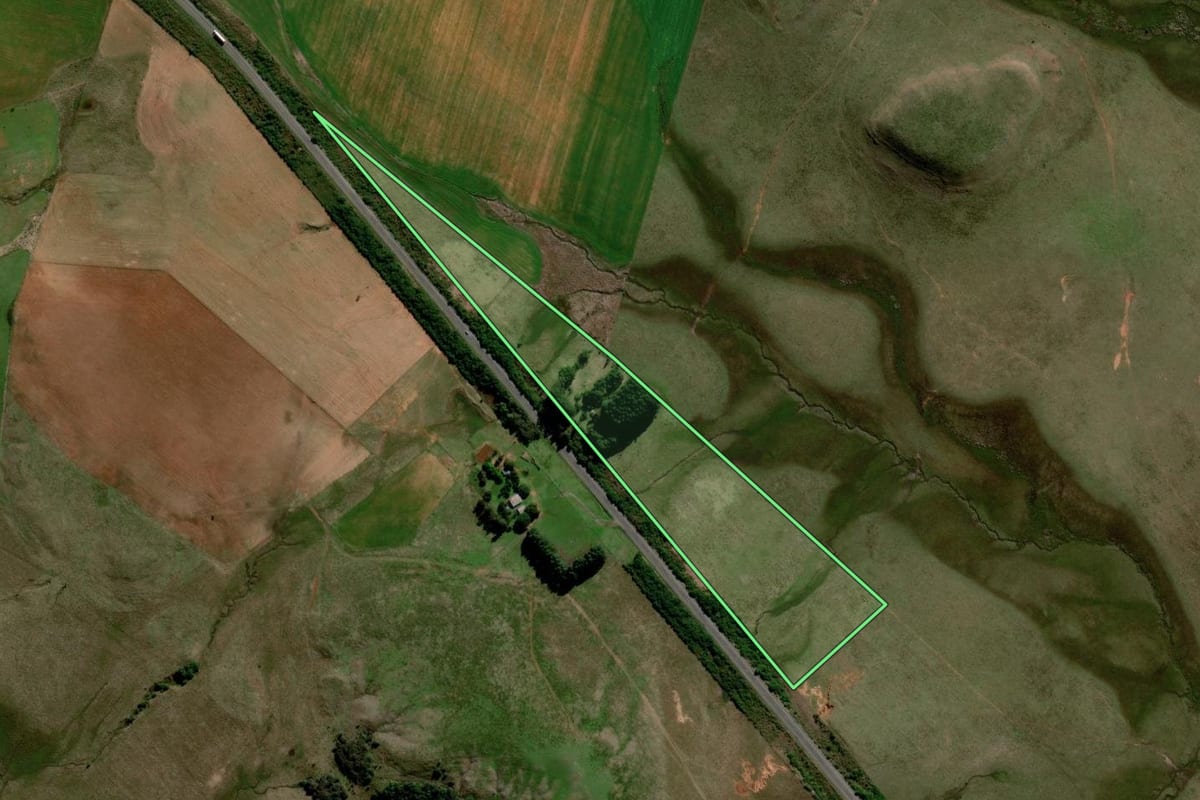 Imagem de satélite do imóvel rural em Alegrete (RS), com o contorno declarado no CAR desenhado por cima.