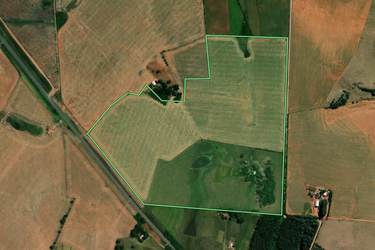 Imagem de satélite do imóvel rural em Alegrete (RS), com o contorno declarado no CAR desenhado por cima.
