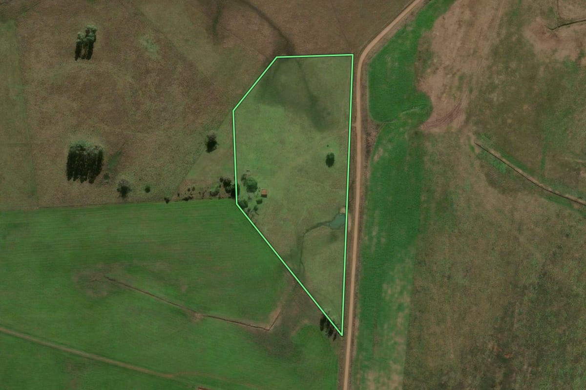 Imagem de satélite do imóvel rural em Alegrete (RS), com o contorno declarado no CAR desenhado por cima.