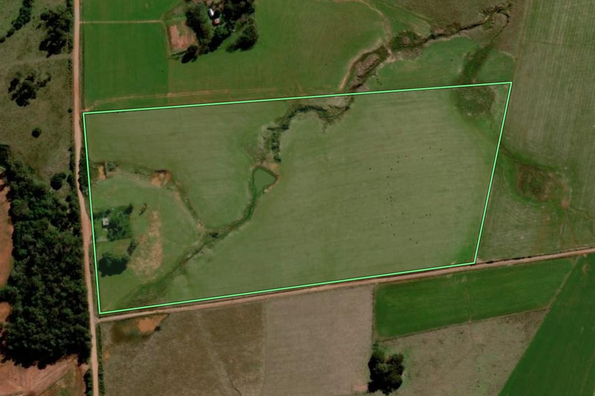 Imagem de satélite do imóvel rural em Alegrete (RS), com o contorno declarado no CAR desenhado por cima.