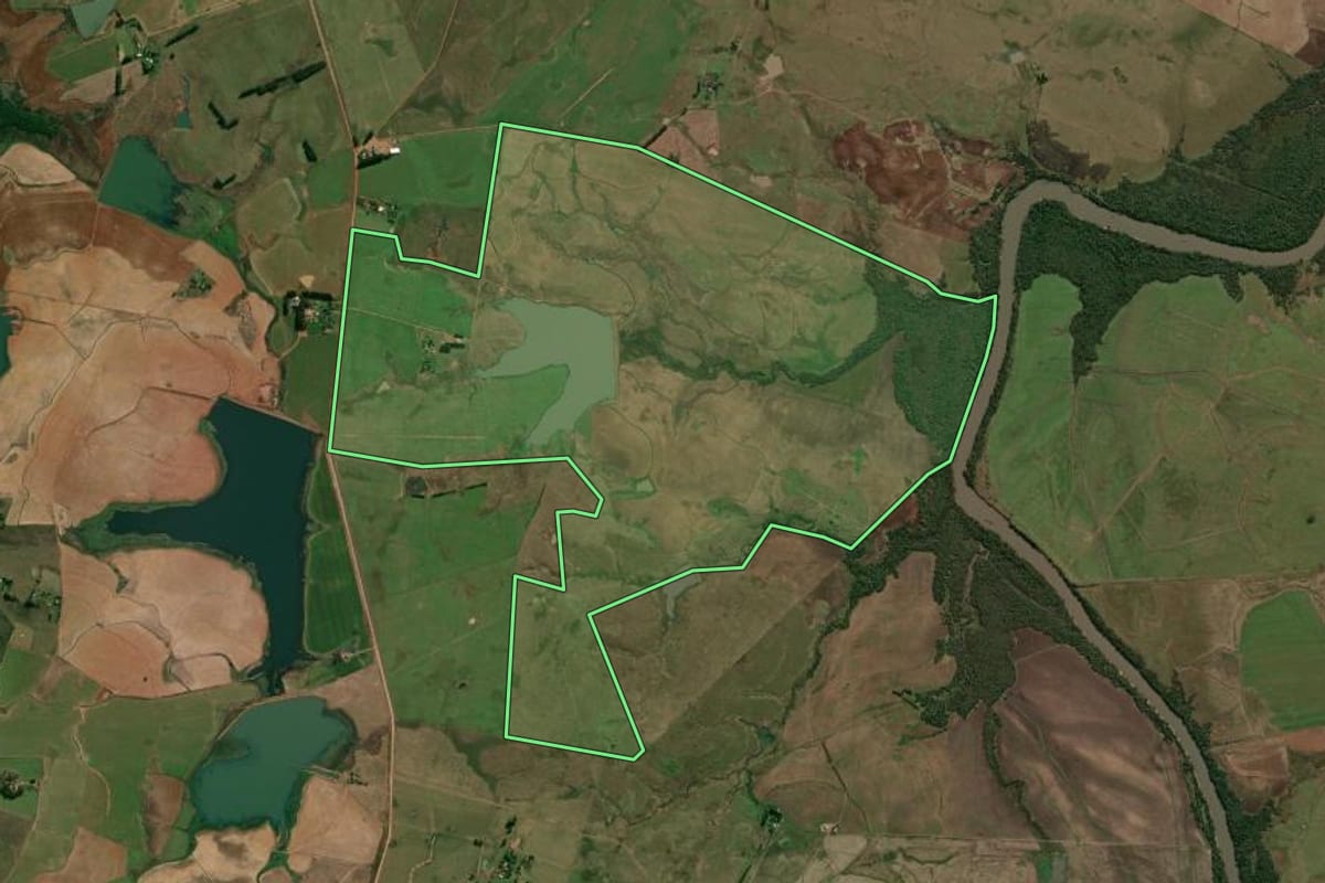 Imagem de satélite do imóvel rural em Alegrete (RS), com o contorno declarado no CAR desenhado por cima.