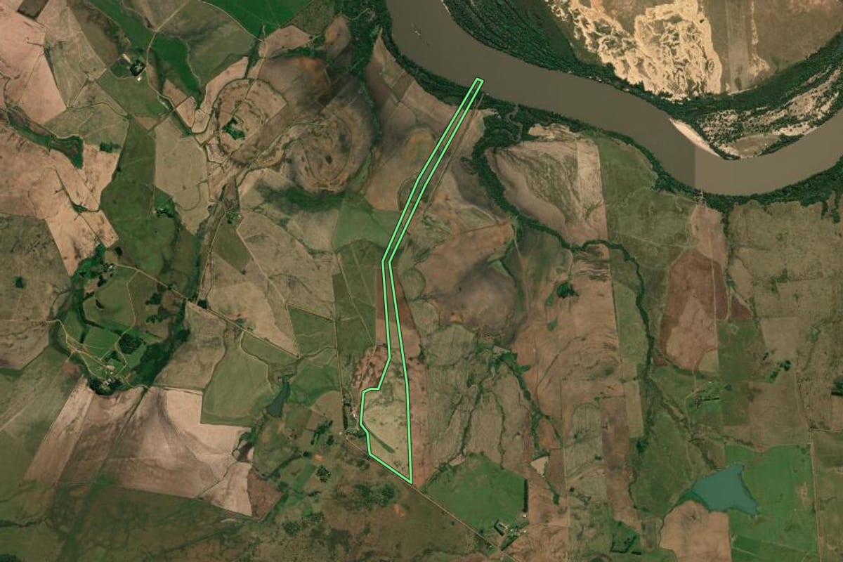 Imagem de satélite do imóvel rural em Alegrete (RS), com o contorno declarado no CAR desenhado por cima.