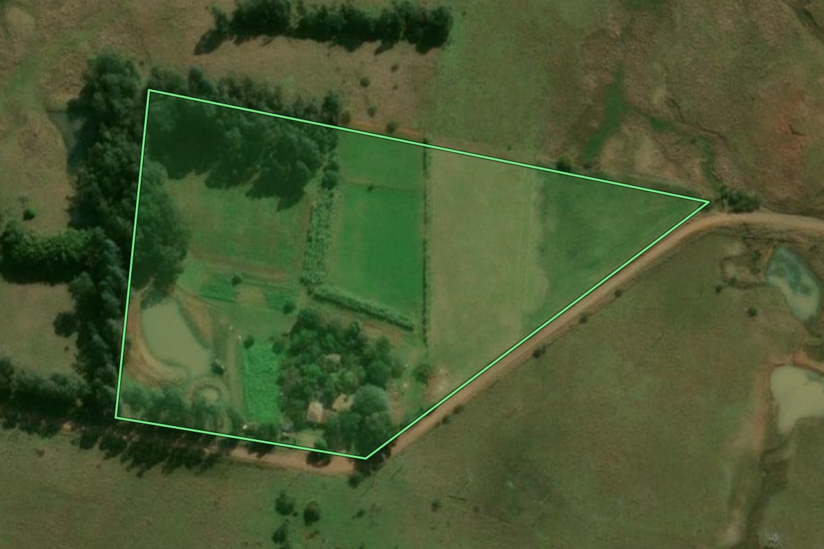 Imagem de satélite do imóvel rural em Alegrete (RS), com o contorno declarado no CAR desenhado por cima.