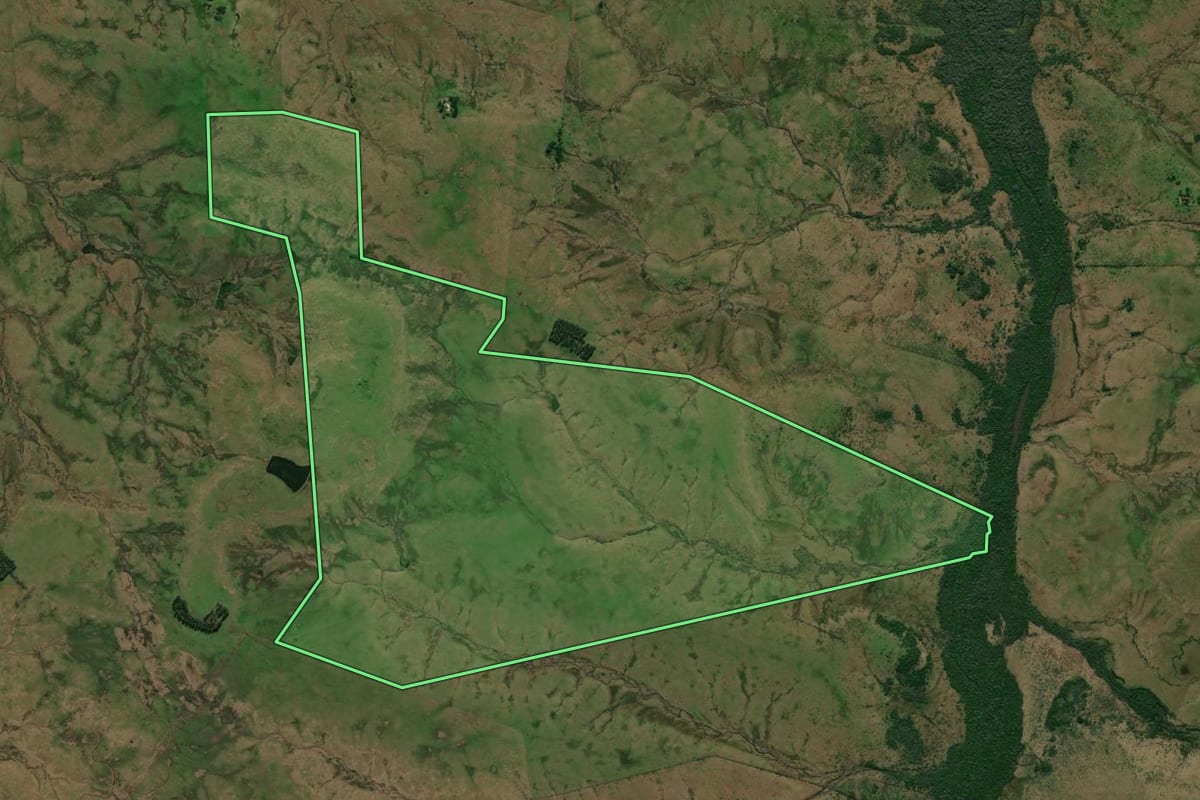 Imagem de satélite do imóvel rural em Alegrete (RS), com o contorno declarado no CAR desenhado por cima.