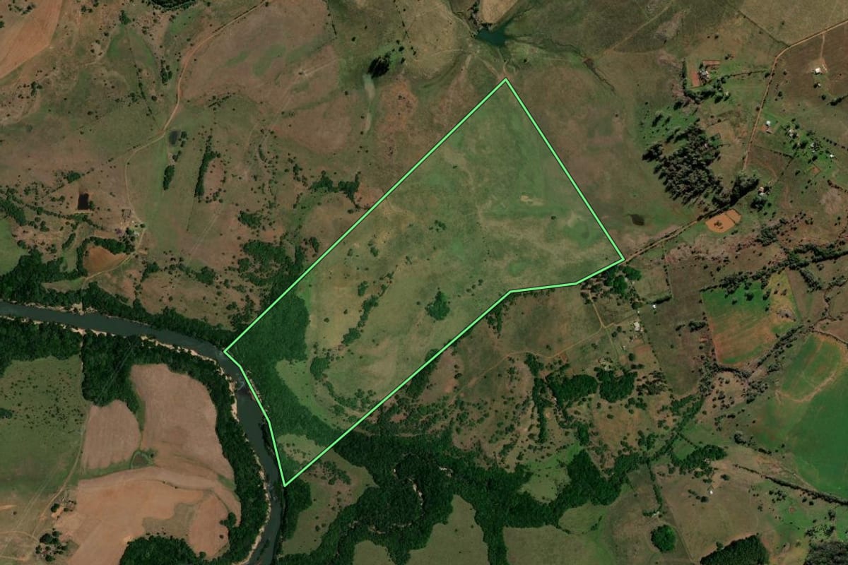 Imagem de satélite do imóvel rural em Alegrete (RS), com o contorno declarado no CAR desenhado por cima.