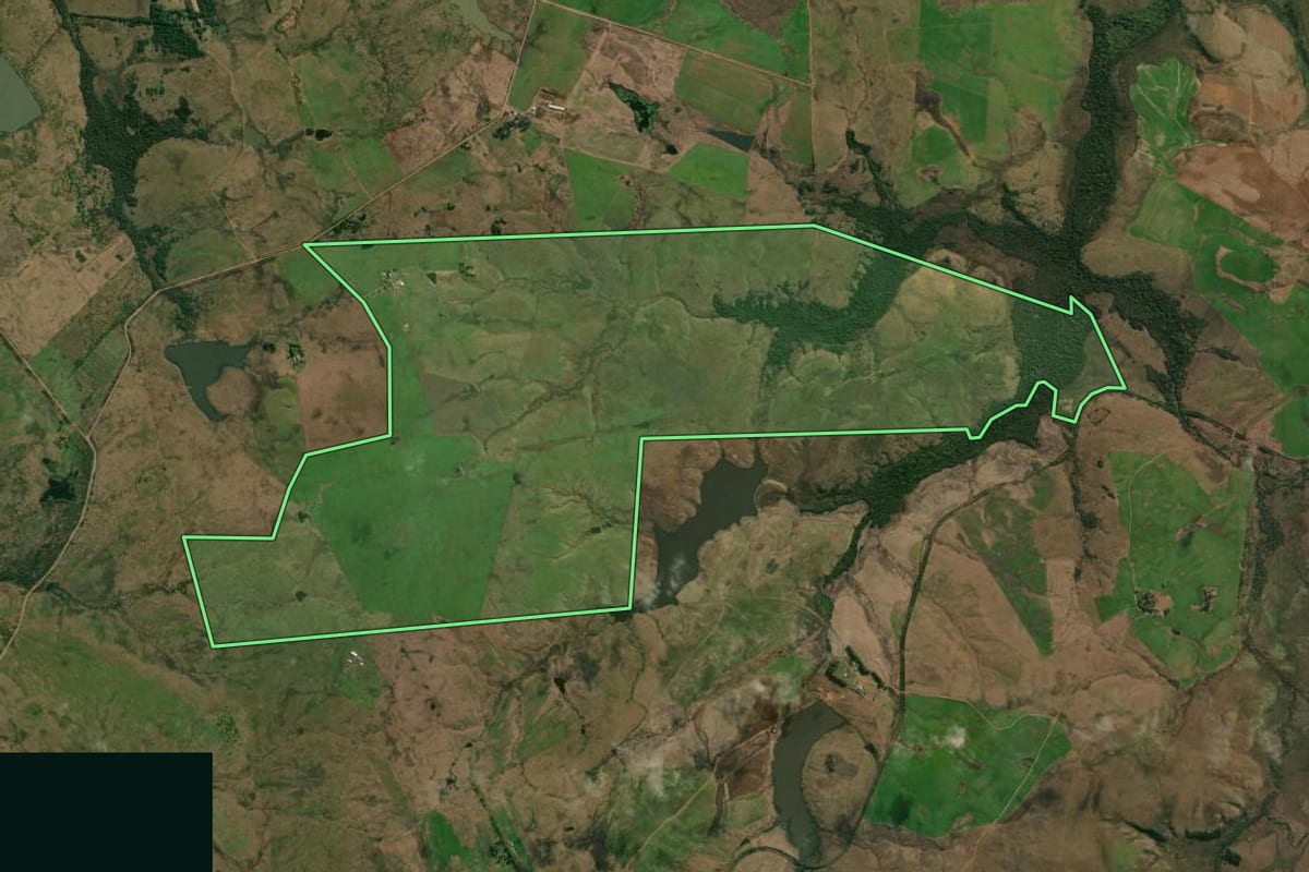 Imagem de satélite do imóvel rural em Alegrete (RS), com o contorno declarado no CAR desenhado por cima.