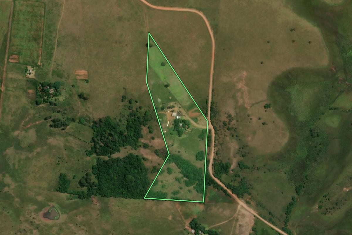Imagem de satélite do imóvel rural em Alegrete (RS), com o contorno declarado no CAR desenhado por cima.