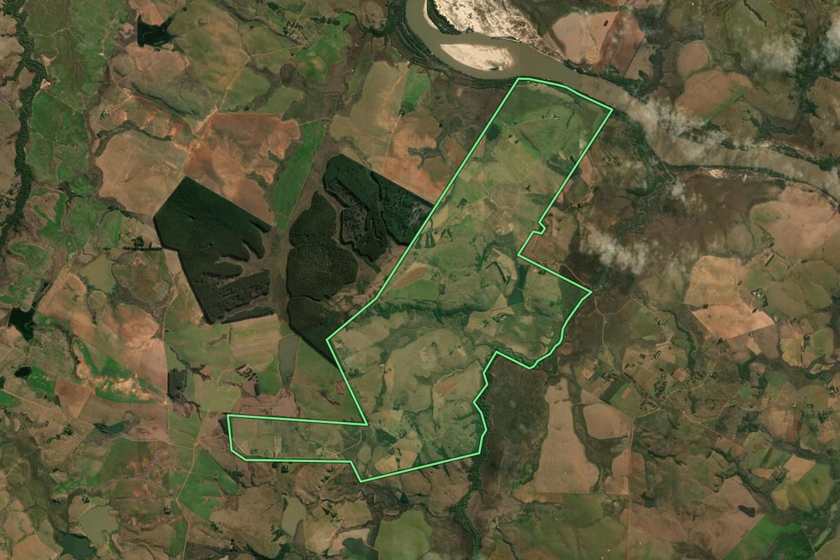 Imagem de satélite do imóvel rural em Alegrete (RS), com o contorno declarado no CAR desenhado por cima.