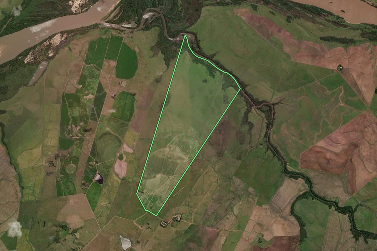Imagem de satélite do imóvel rural em Alegrete (RS), com o contorno declarado no CAR desenhado por cima.