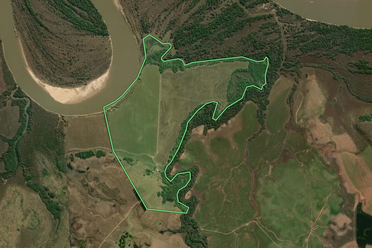 Imagem de satélite do imóvel rural em Alegrete (RS), com o contorno declarado no CAR desenhado por cima.