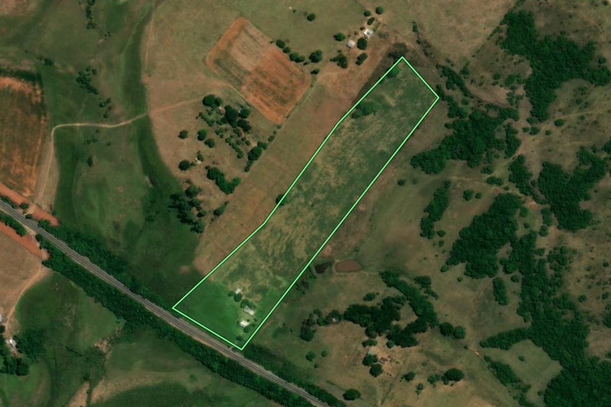 Imagem de satélite do imóvel rural em Alegrete (RS), com o contorno declarado no CAR desenhado por cima.