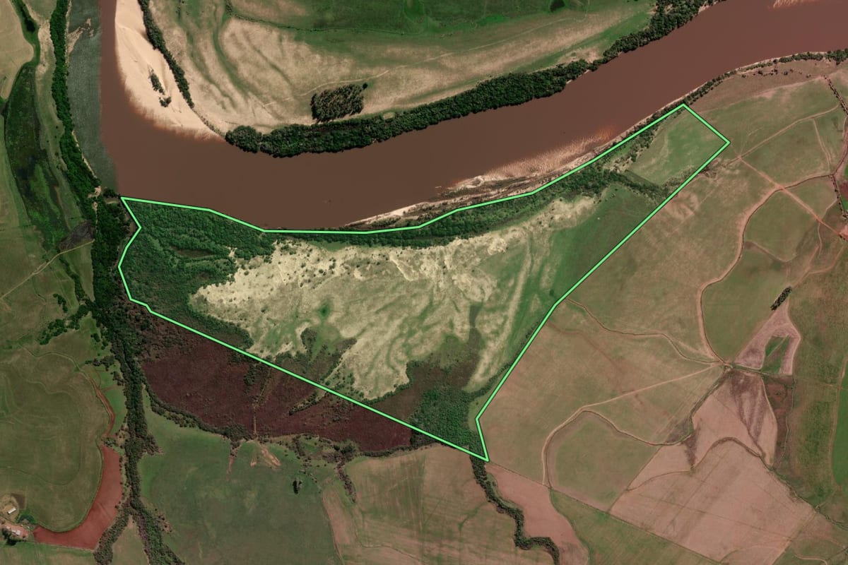 Imagem de satélite do imóvel rural em Alegrete (RS), com o contorno declarado no CAR desenhado por cima.