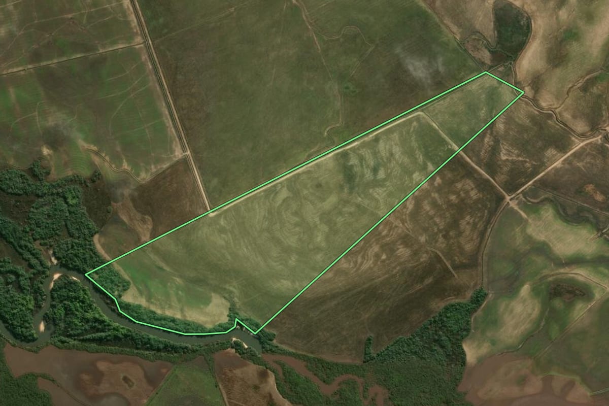 Imagem de satélite do imóvel rural em Alegrete (RS), com o contorno declarado no CAR desenhado por cima.