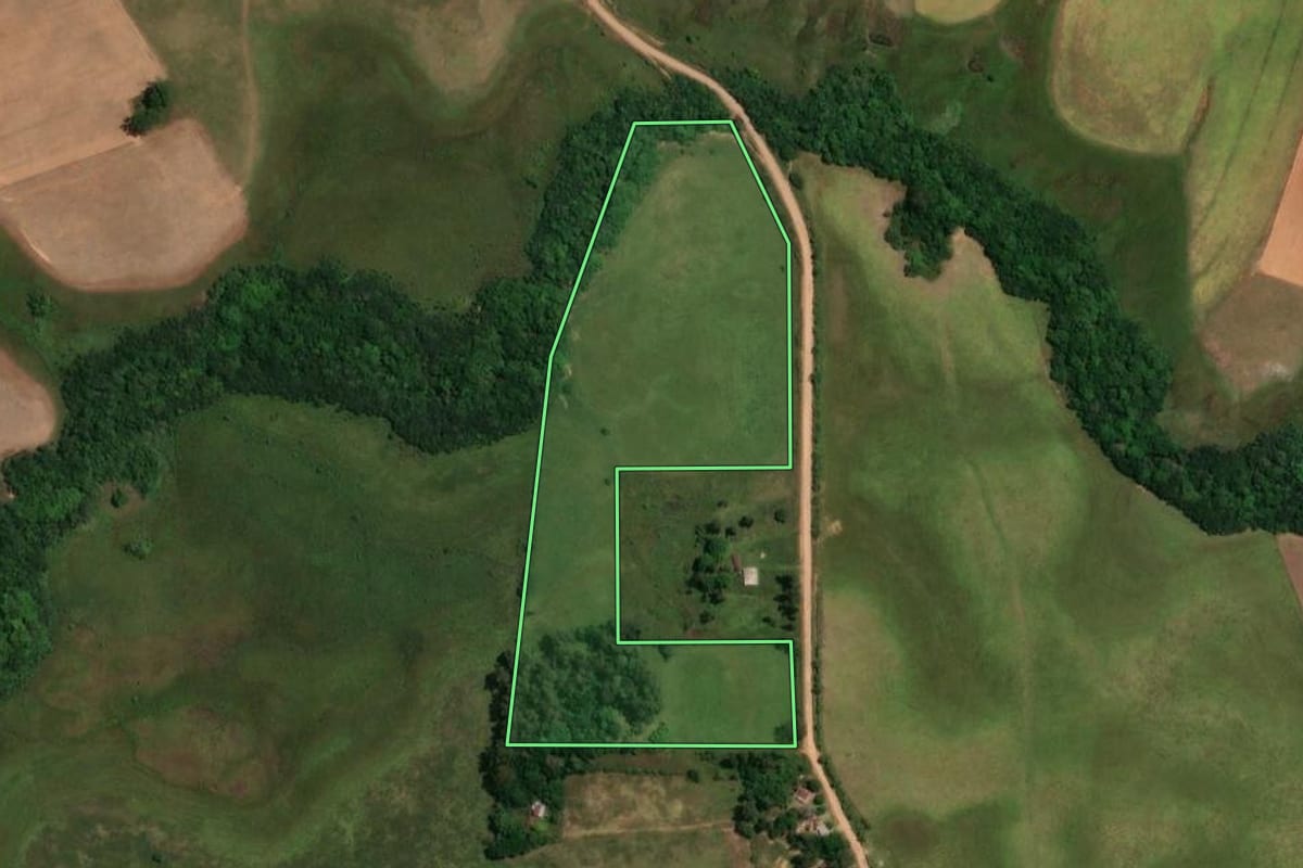 Imagem de satélite do imóvel rural em Alegrete (RS), com o contorno declarado no CAR desenhado por cima.
