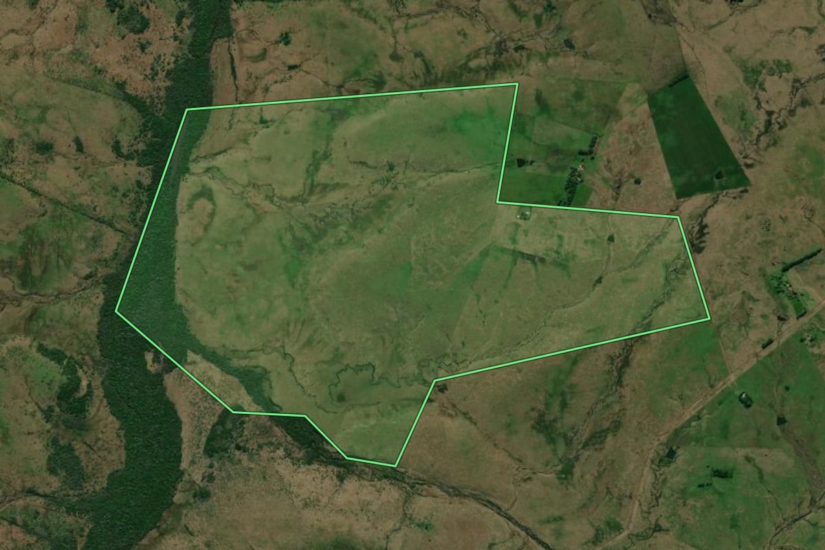 Imagem de satélite do imóvel rural em Alegrete (RS), com o contorno declarado no CAR desenhado por cima.