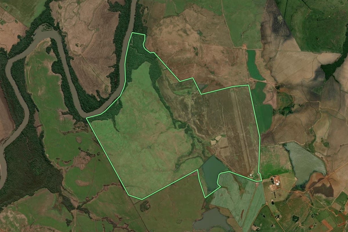 Imagem de satélite do imóvel rural em Alegrete (RS), com o contorno declarado no CAR desenhado por cima.