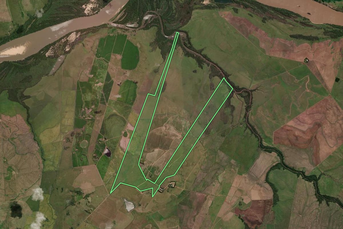 Imagem de satélite do imóvel rural em Alegrete (RS), com o contorno declarado no CAR desenhado por cima.