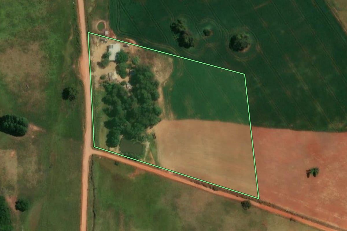 Imagem de satélite do imóvel rural em Alegrete (RS), com o contorno declarado no CAR desenhado por cima.