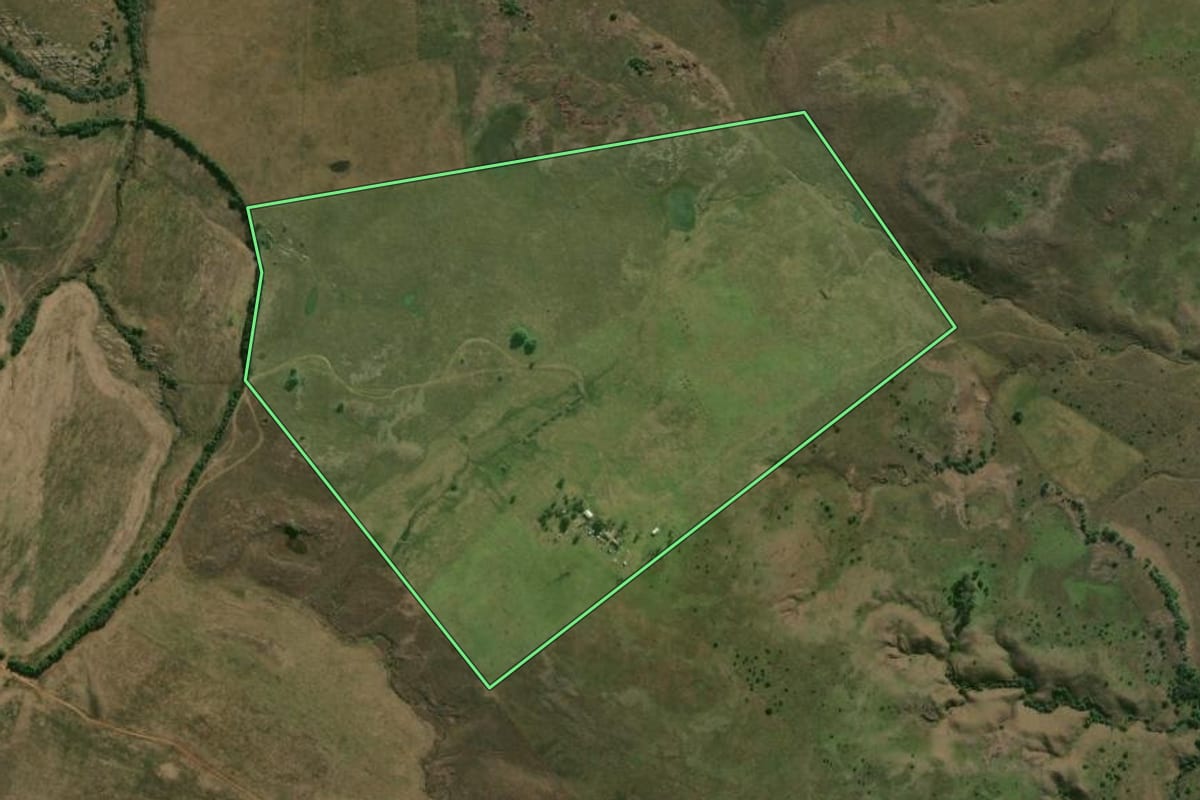 Imagem de satélite do imóvel rural em Alegrete (RS), com o contorno declarado no CAR desenhado por cima.