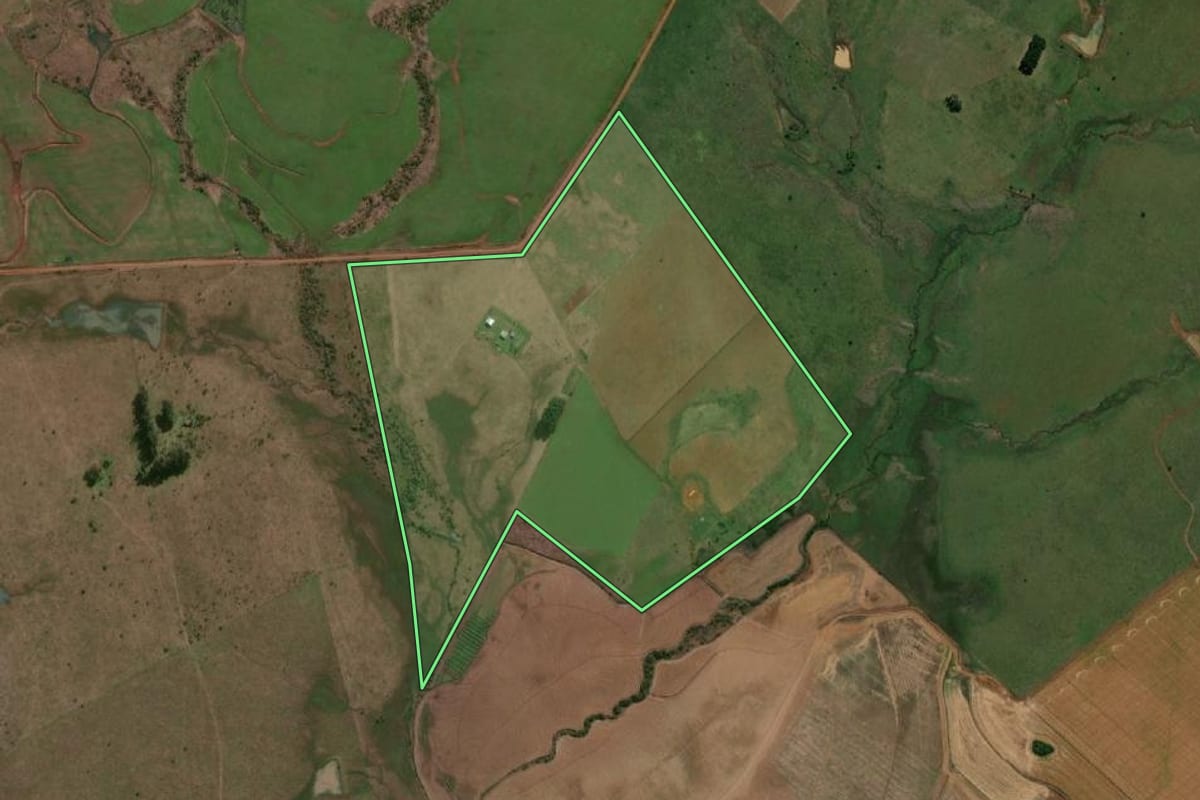 Imagem de satélite do imóvel rural em Alegrete (RS), com o contorno declarado no CAR desenhado por cima.