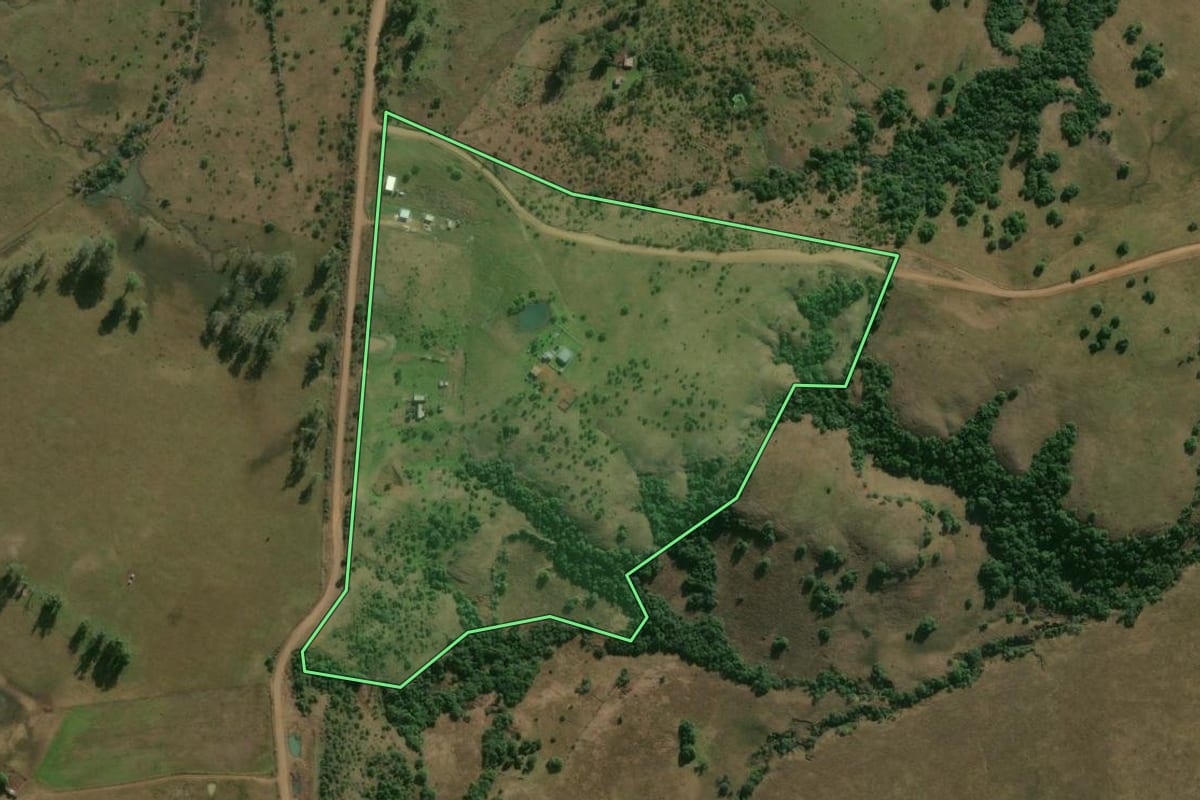 Imagem de satélite do imóvel rural em Alegrete (RS), com o contorno declarado no CAR desenhado por cima.