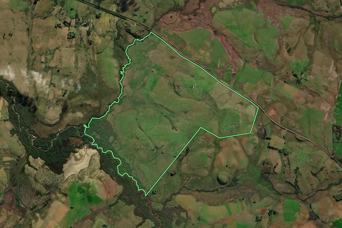 Imagem de satélite do imóvel rural em Alegrete (RS), com o contorno declarado no CAR desenhado por cima.